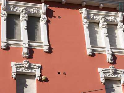 Al primo piano vi � un lungo balcone diviso in tre parti, sorretto da mensole decorate con motivi floreali, mentre le finestre dell�ultimo piano sono impreziosite da teste medusee e altre motivi tipici dell�arte liberty che rendono tutto molto armonioso